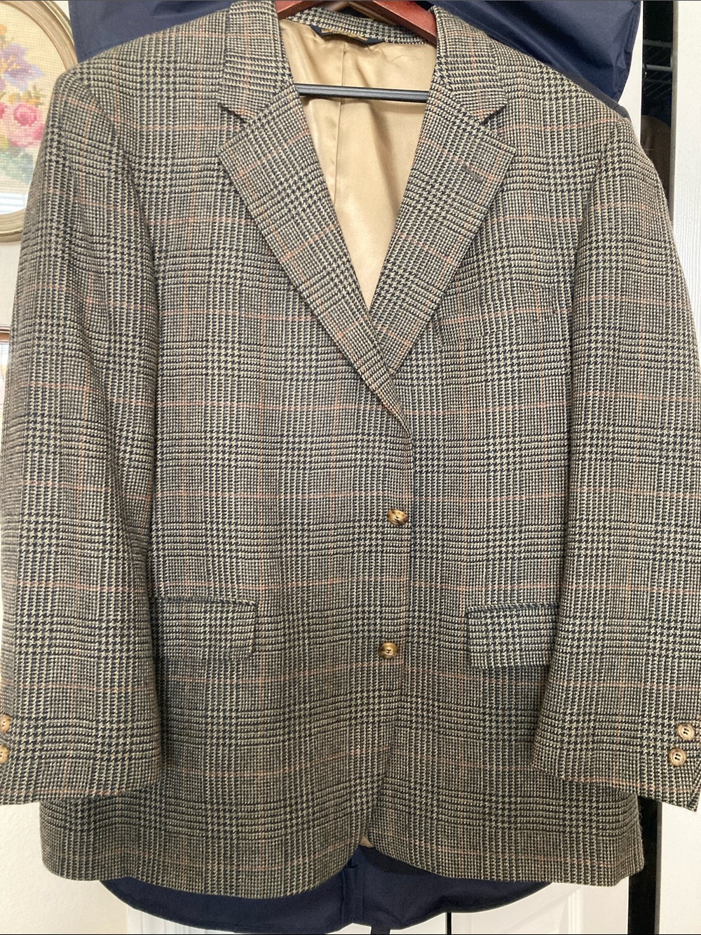 Beautiful Brooks brothers wool Plaid Blazer in Brown and Tan. 48
